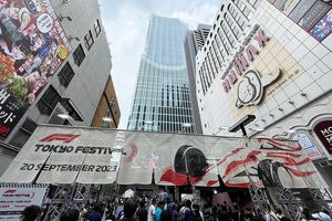 ”ホンモノ”のゴジラの前にF1が！　『F1 Tokyo Festival』が新宿・歌舞伎町でスタート。早くも大勢のファンが訪れ大盛り上がり