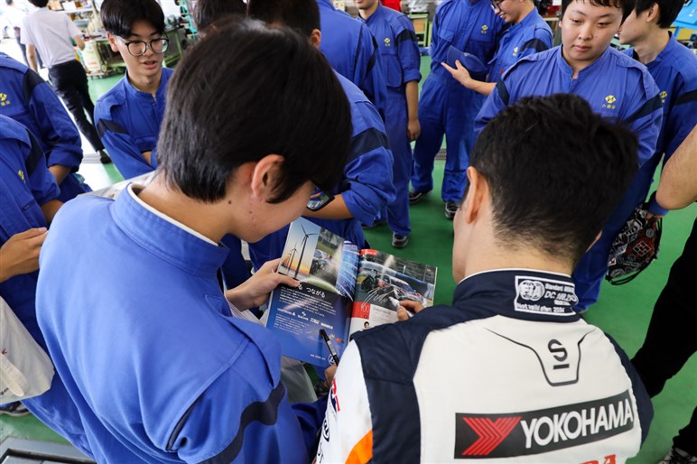大怪我を乗り越え再び輝きを取り戻した元王者。山本尚貴と母校・作新学院との大切な絆
