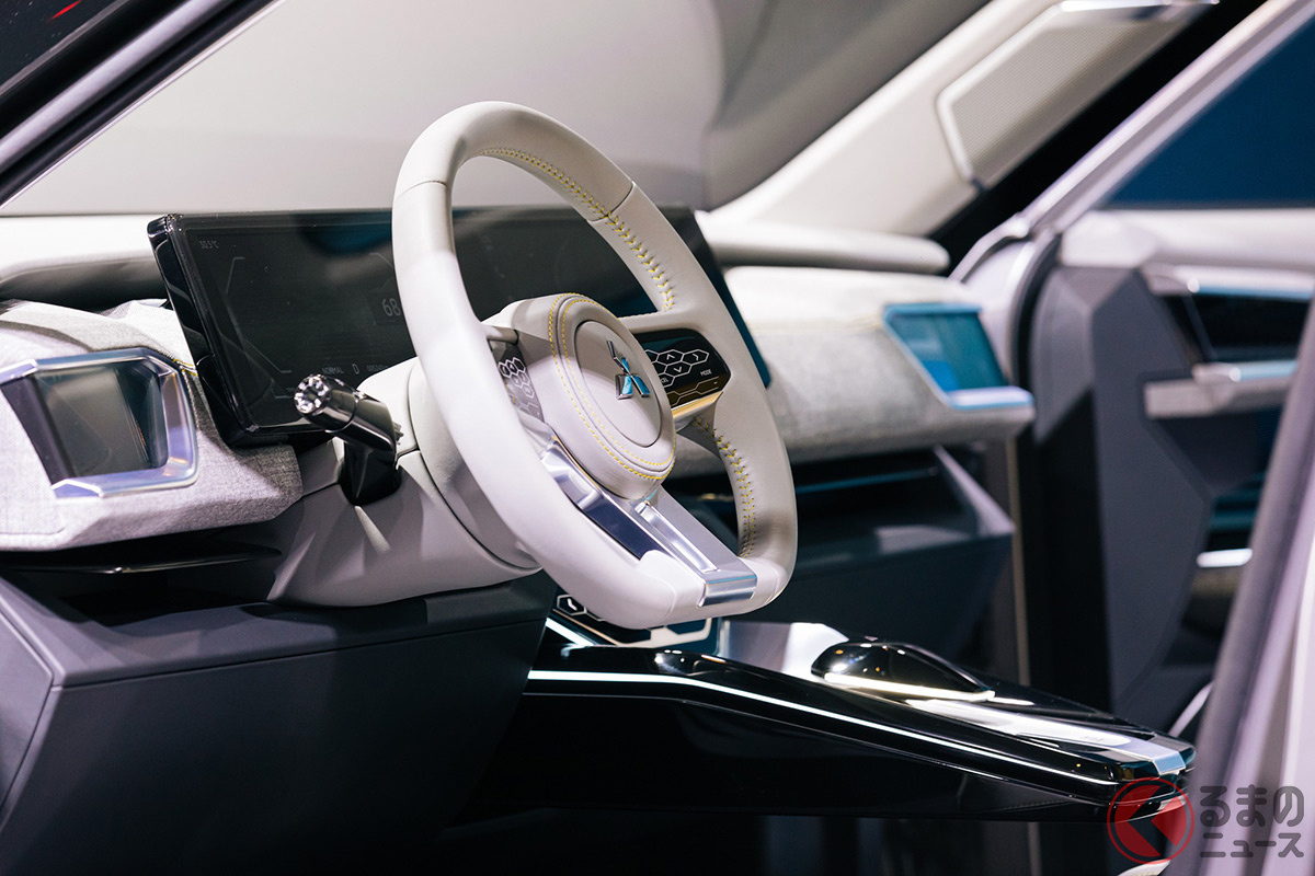 三菱が「新型コンパクトSUV」初公開！ 全長4.4m＆最低地上高222mmの“タフ顔SUV”に導入望む声！ 8月10日に尼で発表へ