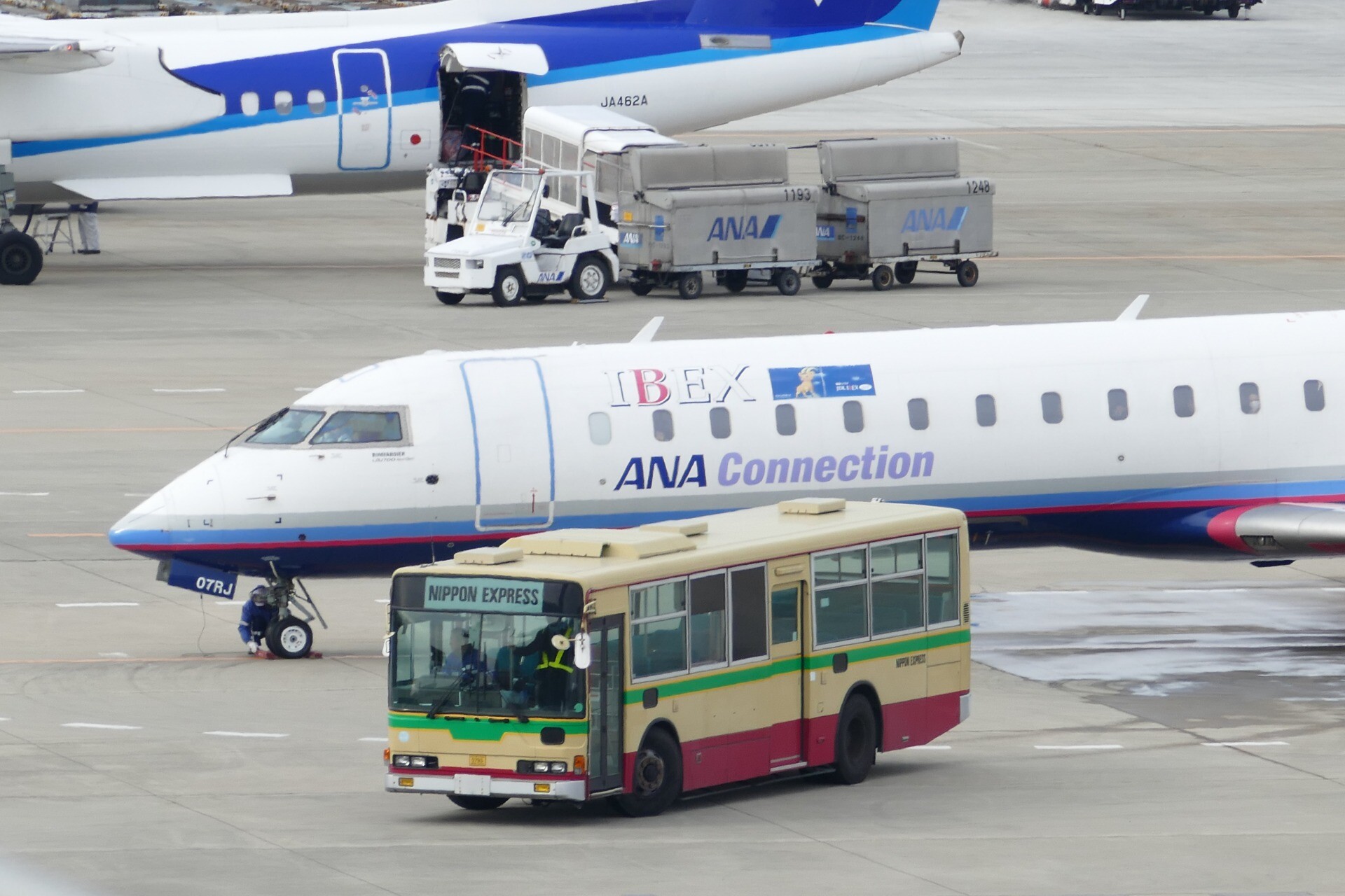 エアポートバスじゃないけど空港でもっとも飛行機 に近いところを走るバス【エアポートバスの話】