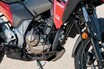 なんとなく似てる？　スズキ「Vストローム250」と「Vストローム250SX」　実際は生い立ちも方向性もまったく違う!!