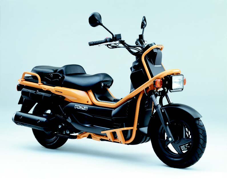 ビッグスクーターブーム真っ只中に登場した新感覚250ccスクーター Ps250 が登場 日本バイク100年史 Vol 086 04 05年 Webアルバム Webオートバイ 自動車情報サイト 新車 中古車 Carview
