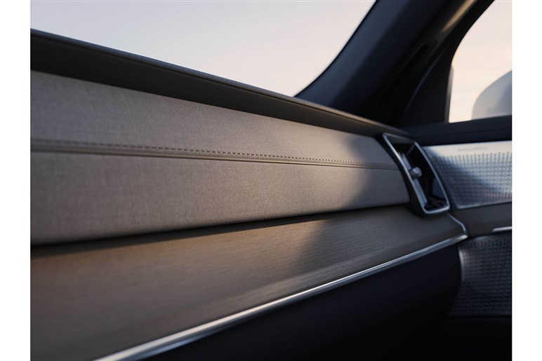 【ボルボが路線変更】で最上級「XC90」が最新版に。EVの「EX90」が不安ならコッチでしょ