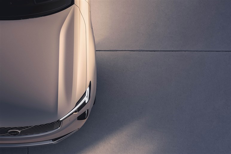 【ボルボが路線変更】で最上級「XC90」が最新版に。EVの「EX90」が不安ならコッチでしょ