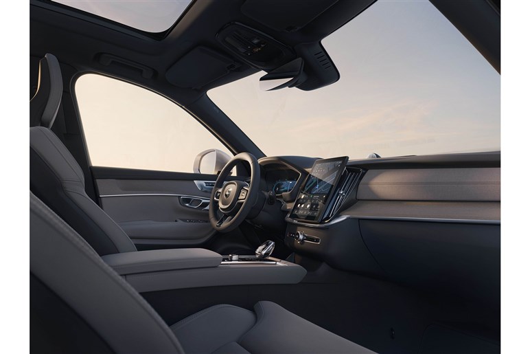 【ボルボが路線変更】で最上級「XC90」が最新版に。EVの「EX90」が不安ならコッチでしょ