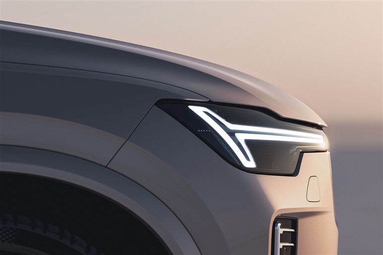 【ボルボが路線変更】で最上級「XC90」が最新版に。EVの「EX90」が不安ならコッチでしょ