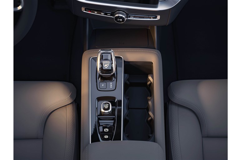 【ボルボが路線変更】で最上級「XC90」が最新版に。EVの「EX90」が不安ならコッチでしょ