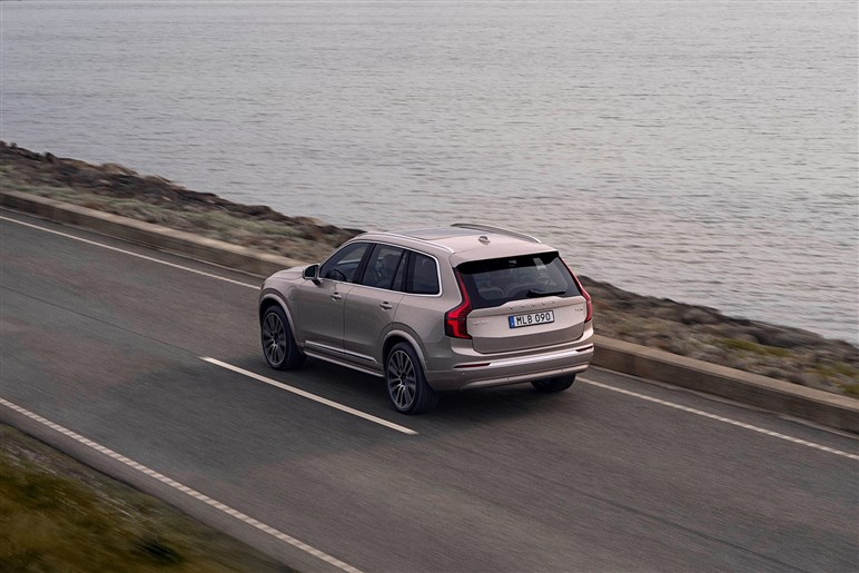 【ボルボが路線変更】で最上級「XC90」が最新版に。EVの「EX90」が不安ならコッチでしょ