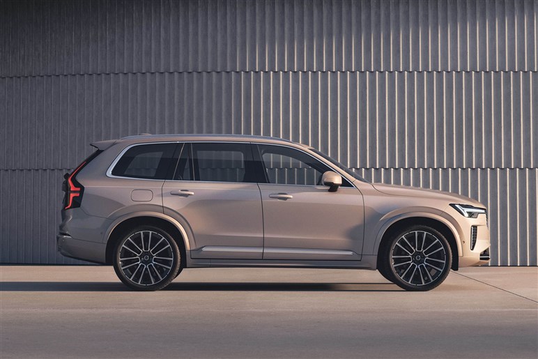 【ボルボが路線変更】で最上級「XC90」が最新版に。EVの「EX90」が不安ならコッチでしょ