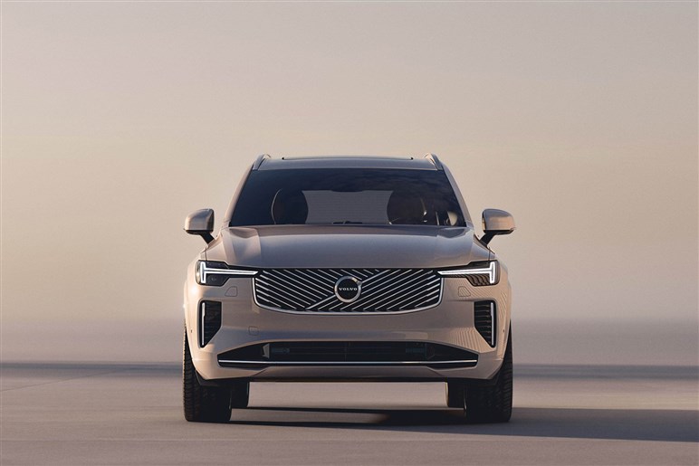 【ボルボが路線変更】で最上級「XC90」が最新版に。EVの「EX90」が不安ならコッチでしょ