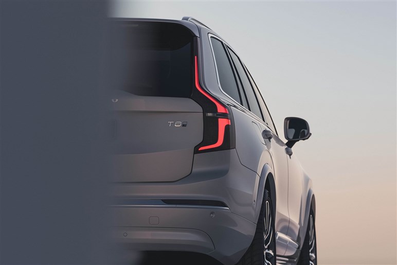 【ボルボが路線変更】で最上級「XC90」が最新版に。EVの「EX90」が不安ならコッチでしょ
