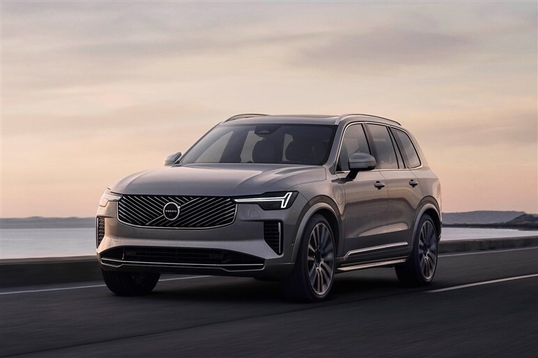 【ボルボが路線変更】で最上級「XC90」が最新版に。EVの「EX90」が不安ならコッチでしょ