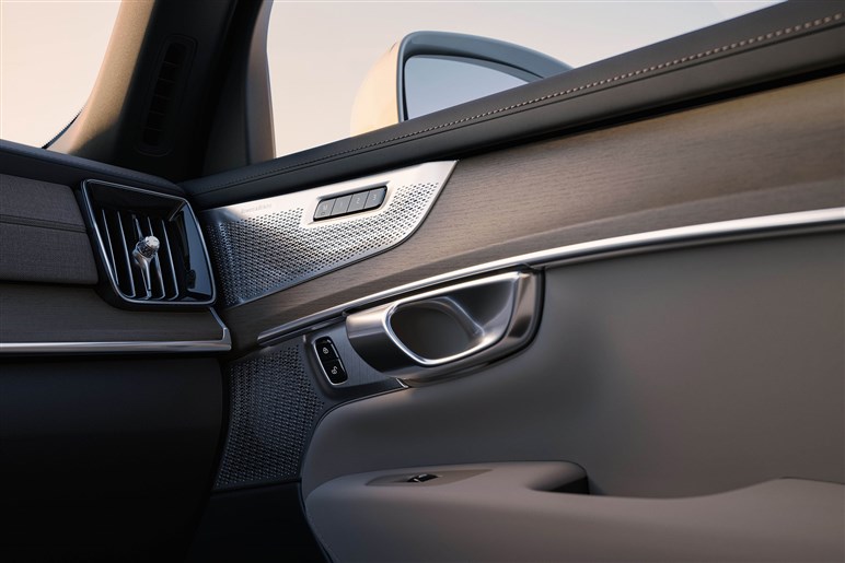 【ボルボが路線変更】で最上級「XC90」が最新版に。EVの「EX90」が不安ならコッチでしょ