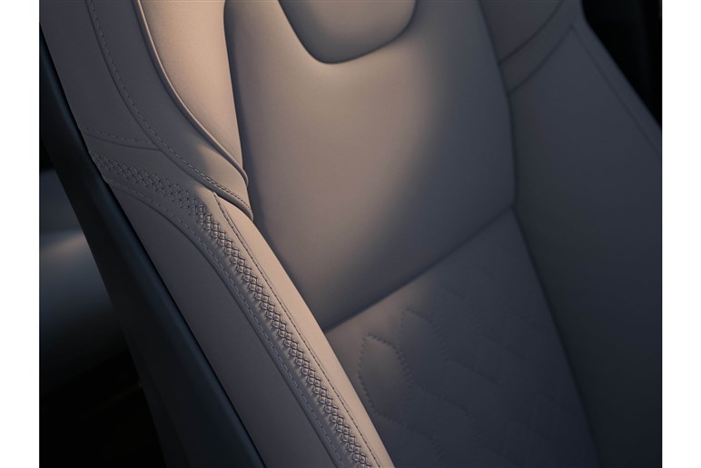 【ボルボが路線変更】で最上級「XC90」が最新版に。EVの「EX90」が不安ならコッチでしょ