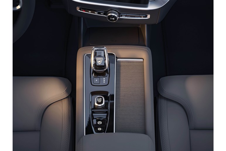 【ボルボが路線変更】で最上級「XC90」が最新版に。EVの「EX90」が不安ならコッチでしょ