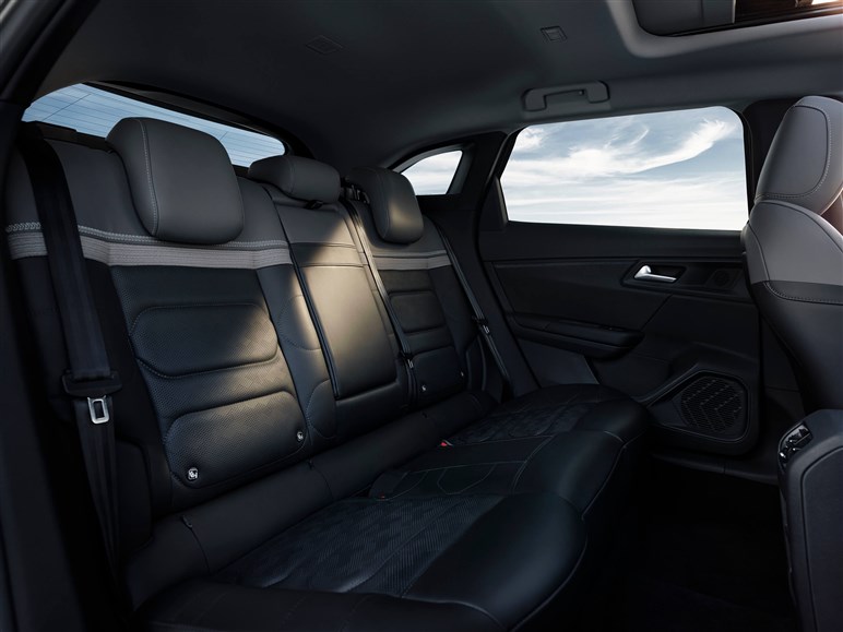 【飛ぶような乗り心地】シトロエン「C5 X」発表。セダン・ワゴン・SUVを融合した”魔法の絨毯”、10月1日発売