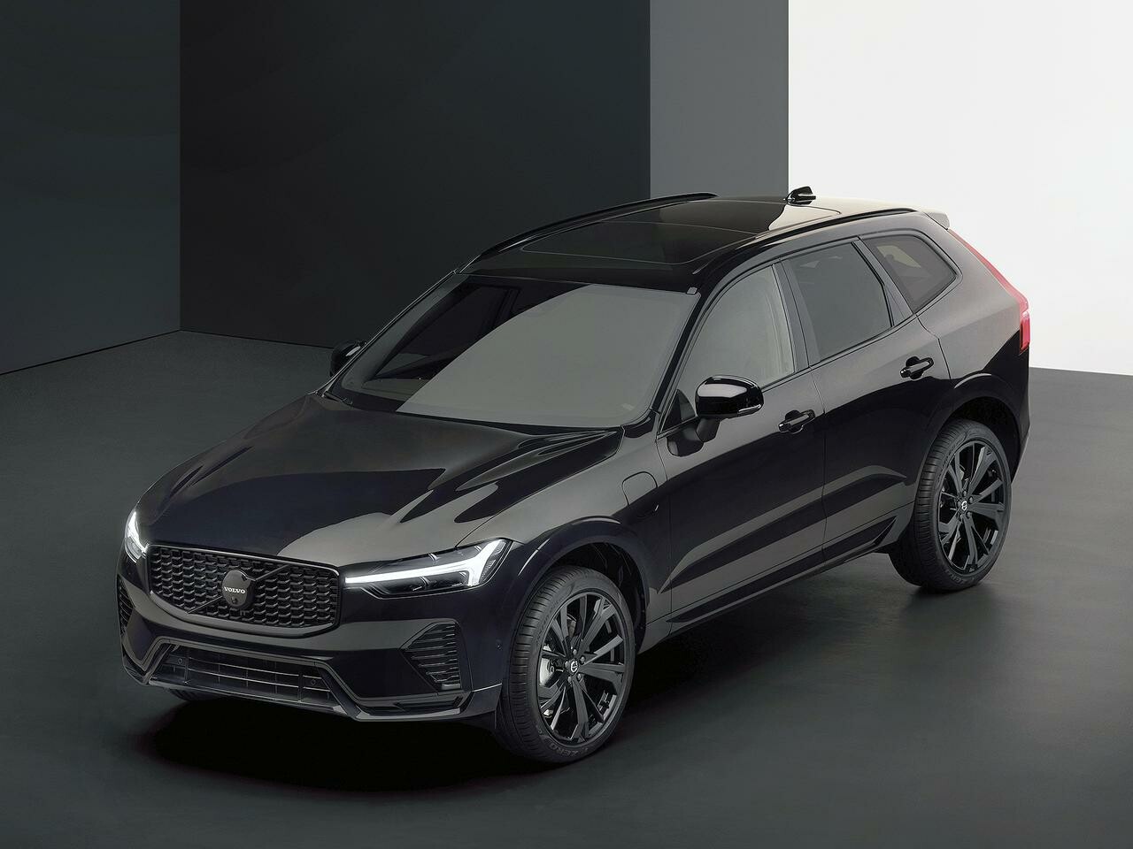 ボルボ XC60のPHEVモデルに特別仕様車「ブラックエディション」を設定して発売