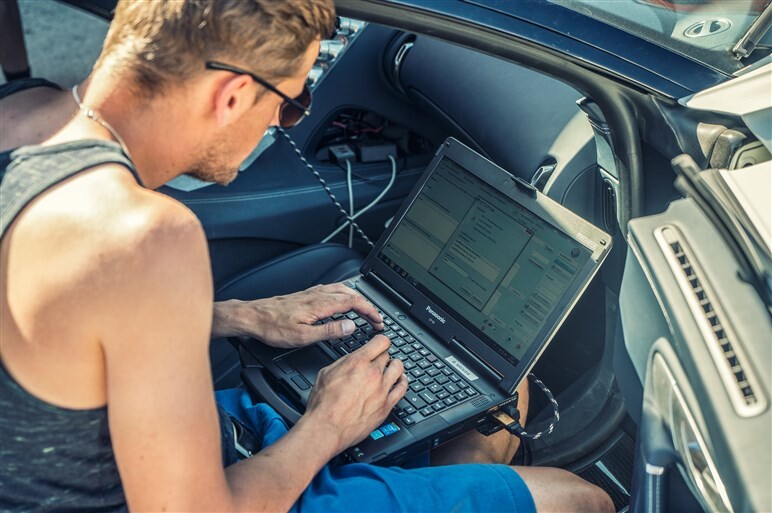 最高速度420km/h、ブガッティ シロンの量産モデル開発テストに同行