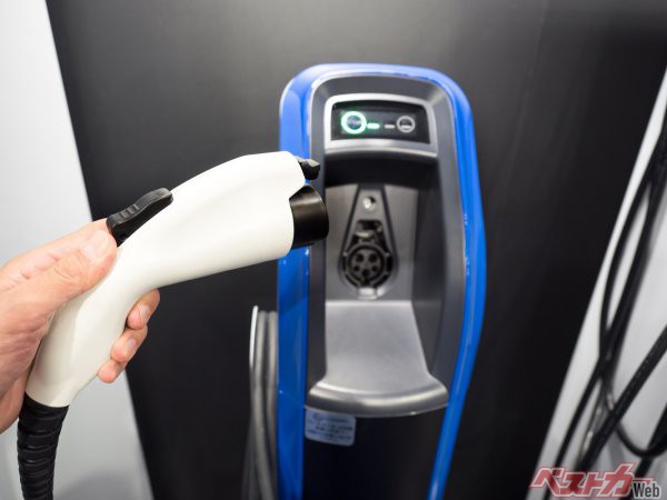 トヨタが本腰 2025年までに約5000店全店に急速充電器を設置! 30年前から半減のガソリンスタンド いよいよなくなる日が来る!?