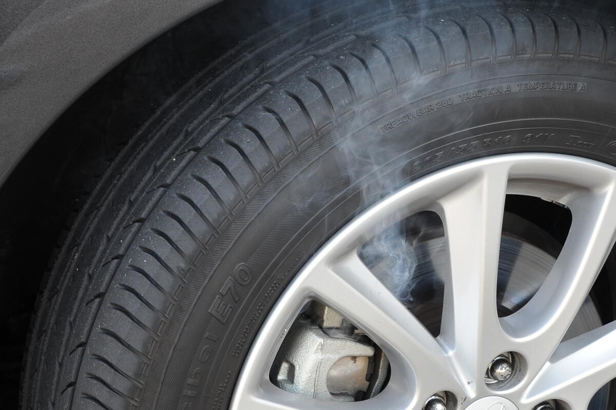 クルマのブレーキから火や煙が出た！　そもそもブレーキは燃えても大丈夫なのか？