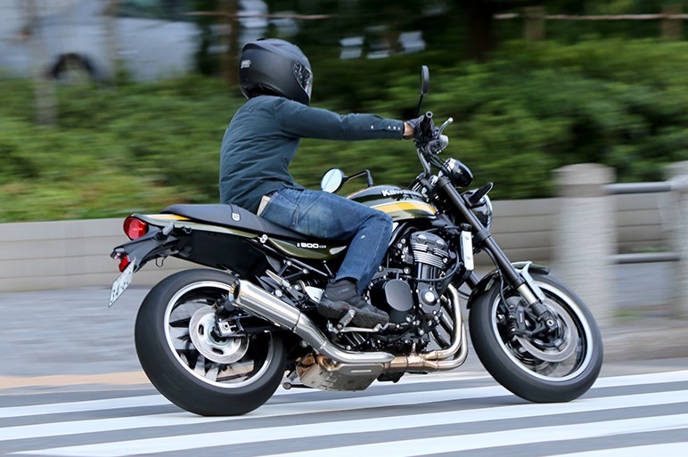 タイガーカラーのZ900RSに試乗。大型2輪販売トップの「男カワサキ」は優等生？