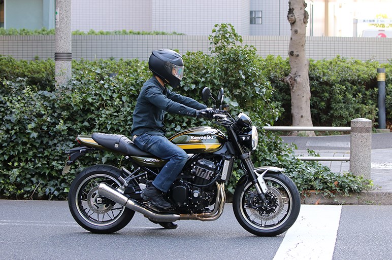 タイガーカラーのZ900RSに試乗。大型2輪販売トップの「男カワサキ」は優等生？