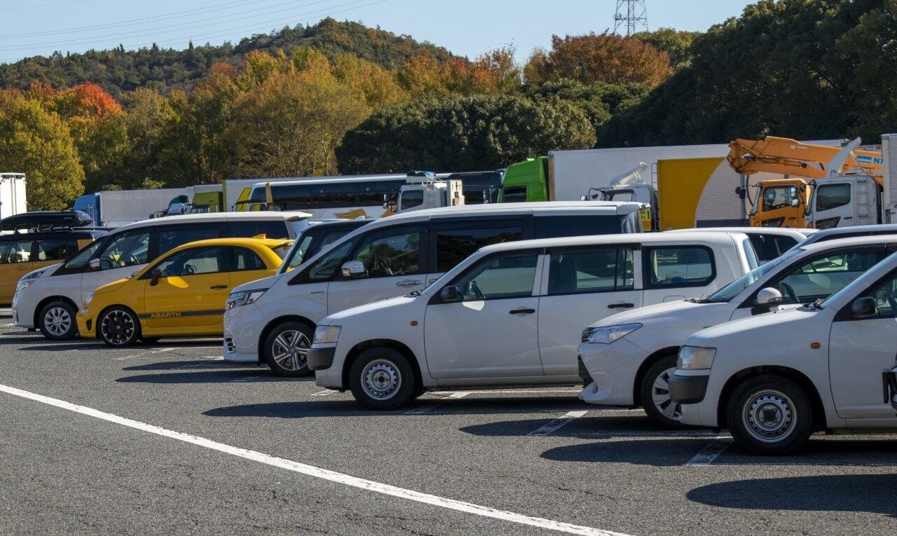 混雑で止まれず通過することも… 日本のSA・PAはなぜ平置き駐車ばかりなのか？