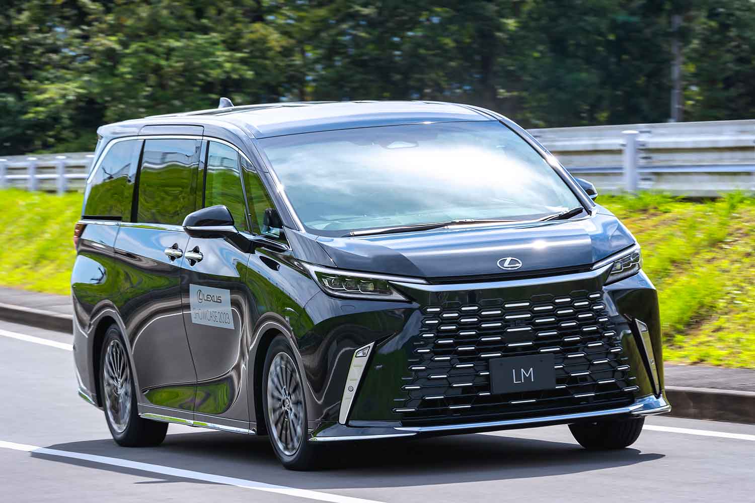 レクサス唯一のミニバンにして最高額車LMは「2000万円」也！　この超高級車にライバルは存在するのか考えてみた