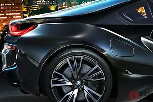 1.5リッターエンジン搭載で「370馬力以上」！ 斬新「“4WD”スポーツカー」に注目！ メーカー初「画期的ドア」＆“軽量ボディ”採用！ オープンモデルもあったBMW「i8」ってどんなクルマ？