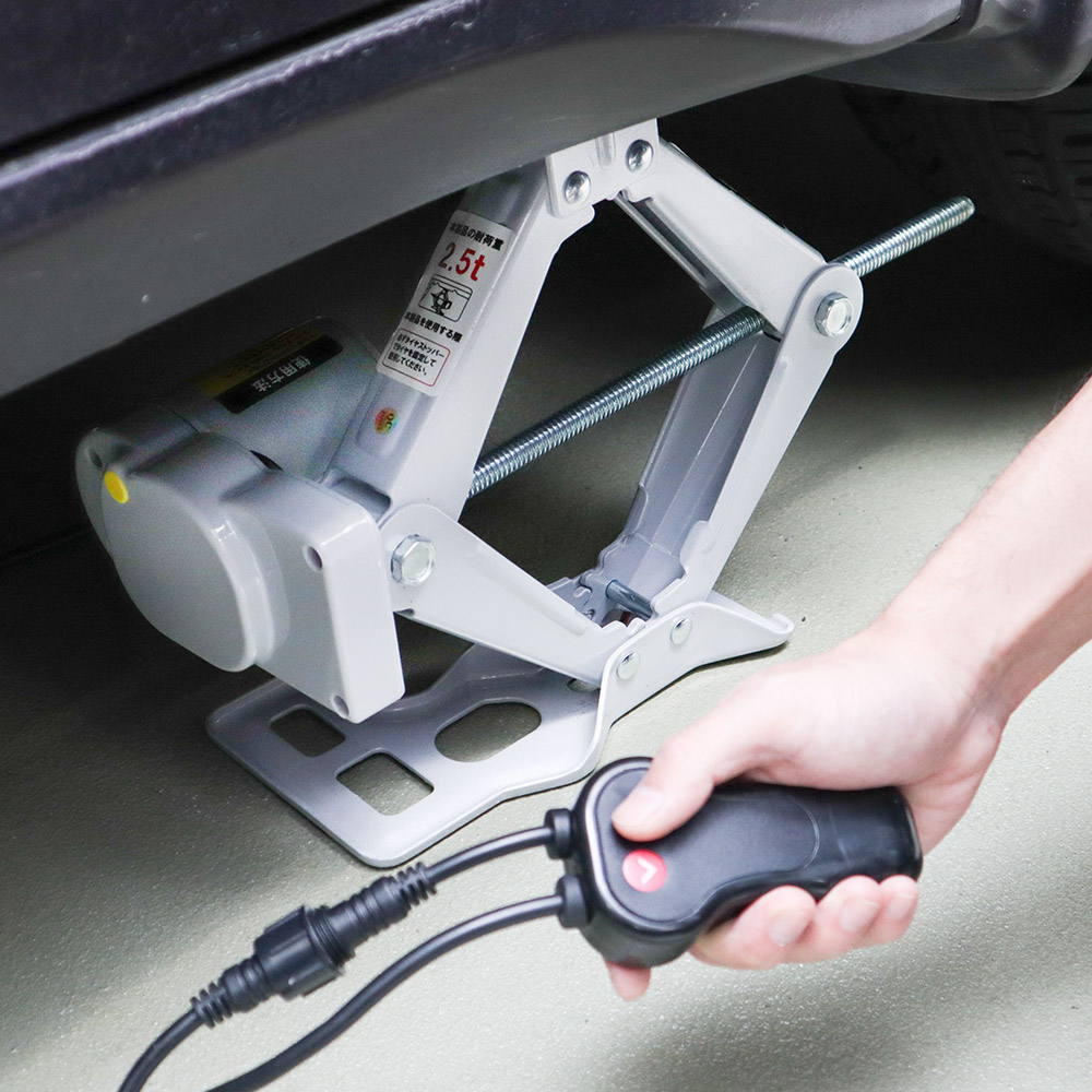 耐荷重2 5トンまでok タイヤ交換時もラクに車体を持ち上げるサンコーの電動ジャッキアップ Dime 自動車情報サイト 新車 中古車 Carview