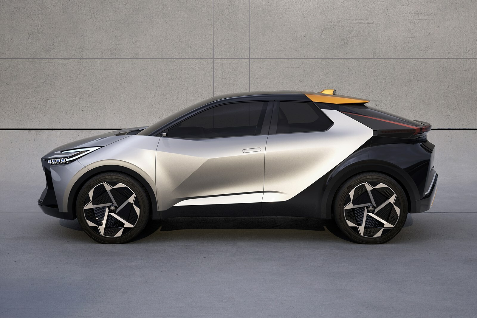 正式予告された次期トヨタ「C-HR」の予想価格は300～450万円。 HVとPHEVの2本立てで来年登場