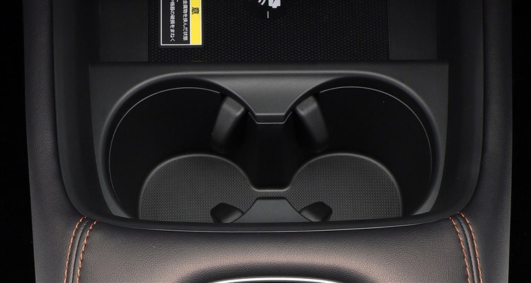 「ZR-V」一部改良に賛否。質感アップの新塗装に好評価も“価格アップ”には厳しい声…それでも販売は堅調か
