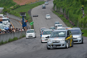 軽カーで5時間の「東北660耐久」レースを制したクルマは？ 全車みごと完走した第2戦、ダークホースの三菱「ミニカ」が大活躍！