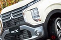 新車174万円！ 三菱が「“新”4人乗り軽SUV」発表！ 斬新「ダイナミック顔」×タフデザイン採用！ アウトドアカラー新設定でカッコよくなった「eKクロス」登場！ お手頃「eKワゴン」も同時に改良