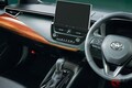 トヨタ新「カローラ」発売！ ギラギラ外装＆レトロな内装で「昭和の高級車」仕様に！ 最新「セダン」渋さマシマシのレトロコーディネートとは？