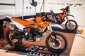 KTM「890 ADVENTURE R RALLY」 ダカールラリー優勝車と同等の装備が与えられた限定車登場