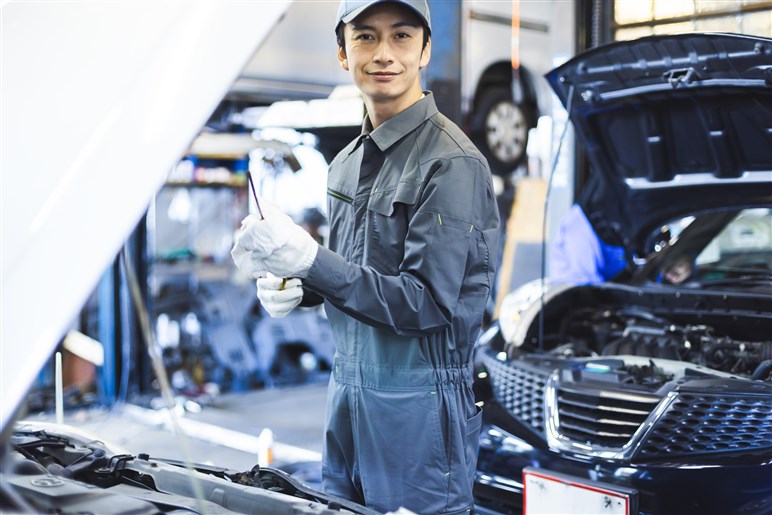 車のエンジンオイル交換の目安。オイルの役割や交換方法も紹介【購入ガイド】