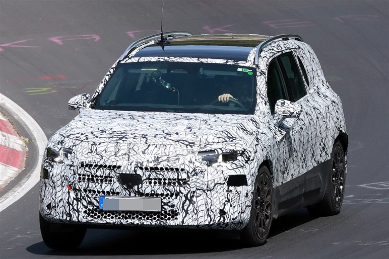 【中身は全面刷新】メルセデスベンツの人気SUV「GLB」新型は“カクカクボディ”維持で年内登場か