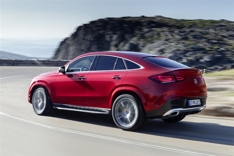 【中身は全面刷新】メルセデスベンツの人気SUV「GLB」新型は“カクカクボディ”維持で年内登場か