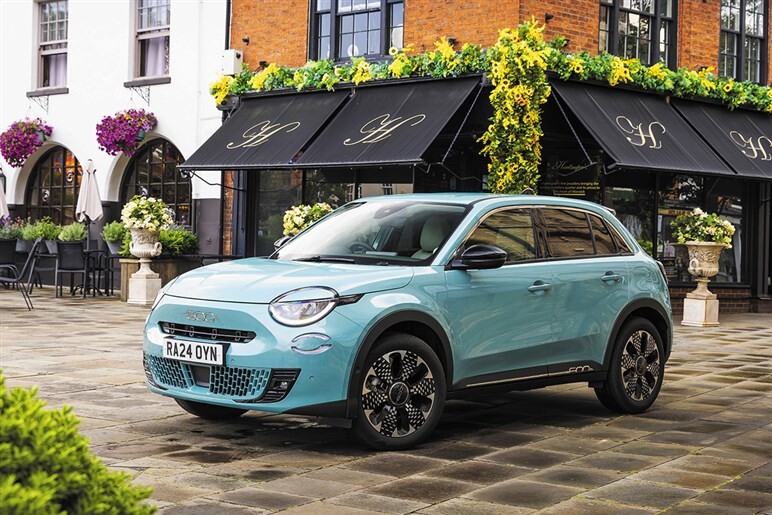 【待望】フィアット「600ハイブリッド」発売。600台限定で20万円安い“ローンチ価格”も設定