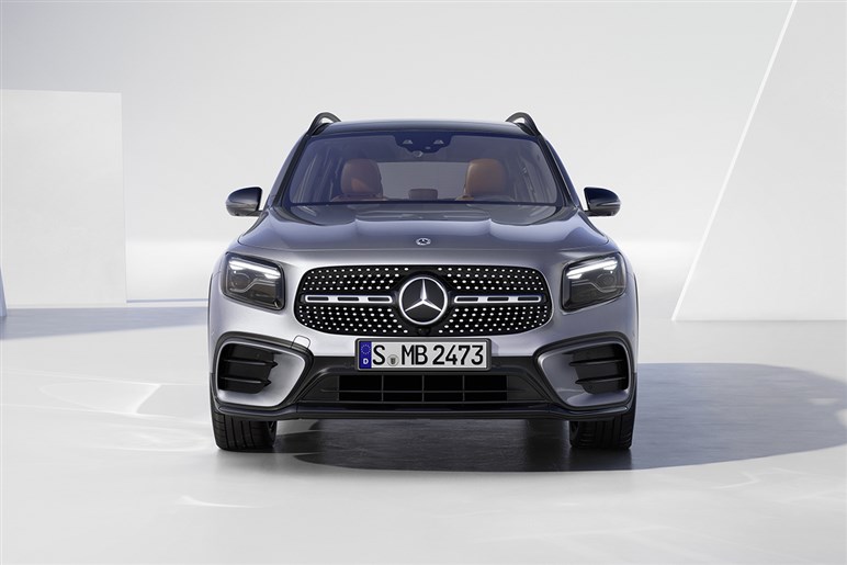 【中身は全面刷新】メルセデスベンツの人気SUV「GLB」新型は“カクカクボディ”維持で年内登場か