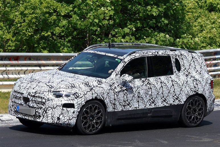 【中身は全面刷新】メルセデスベンツの人気SUV「GLB」新型は“カクカクボディ”維持で年内登場か