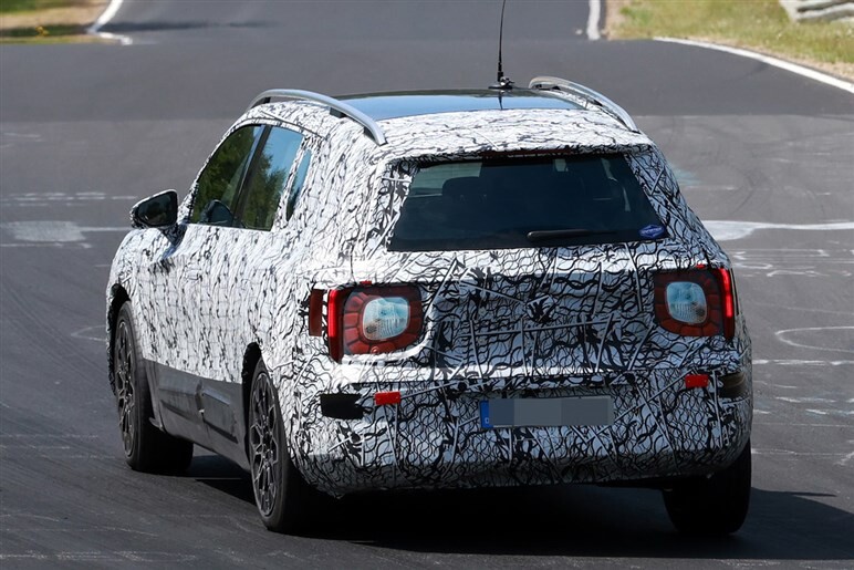 【中身は全面刷新】メルセデスベンツの人気SUV「GLB」新型は“カクカクボディ”維持で年内登場か