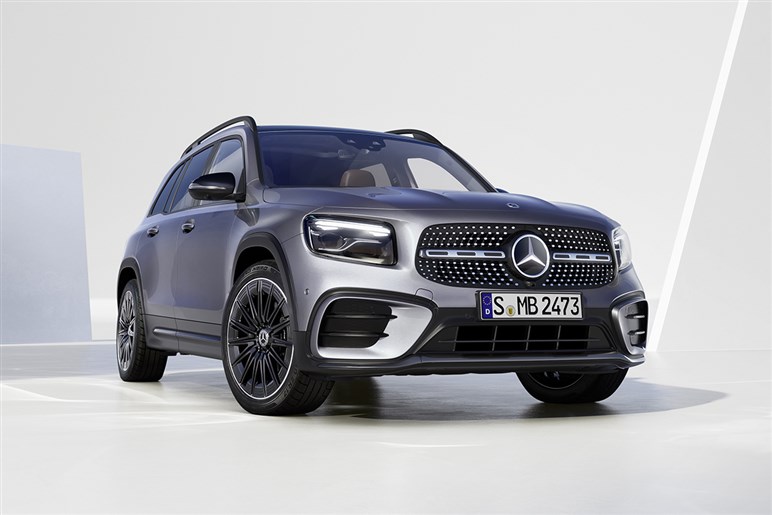 【中身は全面刷新】メルセデスベンツの人気SUV「GLB」新型は“カクカクボディ”維持で年内登場か