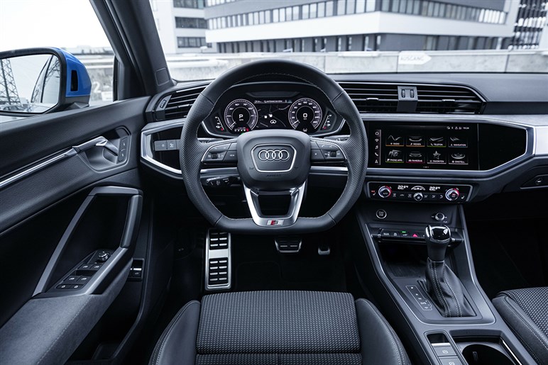 【中身は全面刷新】メルセデスベンツの人気SUV「GLB」新型は“カクカクボディ”維持で年内登場か