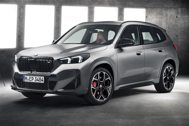 【中身は全面刷新】メルセデスベンツの人気SUV「GLB」新型は“カクカクボディ”維持で年内登場か