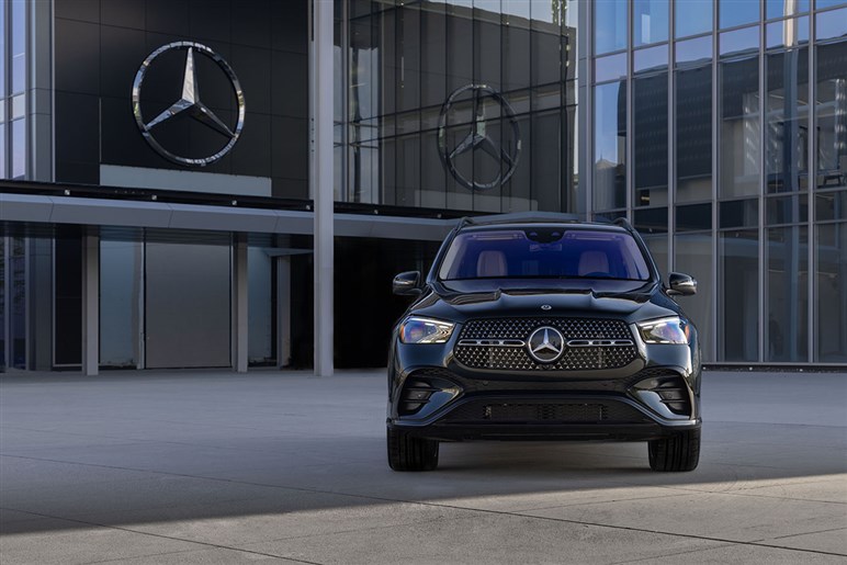 【中身は全面刷新】メルセデスベンツの人気SUV「GLB」新型は“カクカクボディ”維持で年内登場か