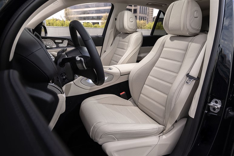 【中身は全面刷新】メルセデスベンツの人気SUV「GLB」新型は“カクカクボディ”維持で年内登場か