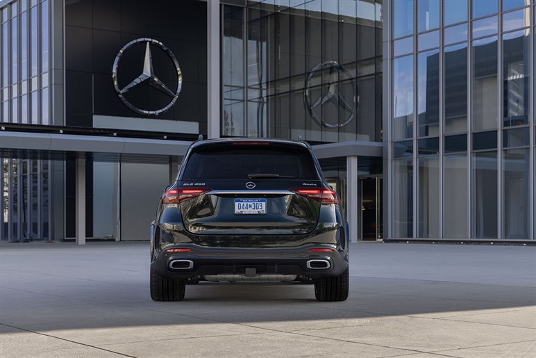 【中身は全面刷新】メルセデスベンツの人気SUV「GLB」新型は“カクカクボディ”維持で年内登場か