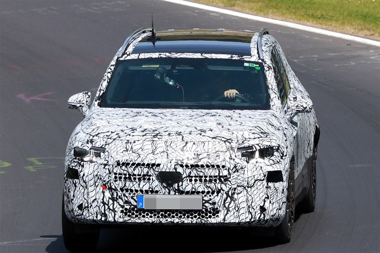 【中身は全面刷新】メルセデスベンツの人気SUV「GLB」新型は“カクカクボディ”維持で年内登場か